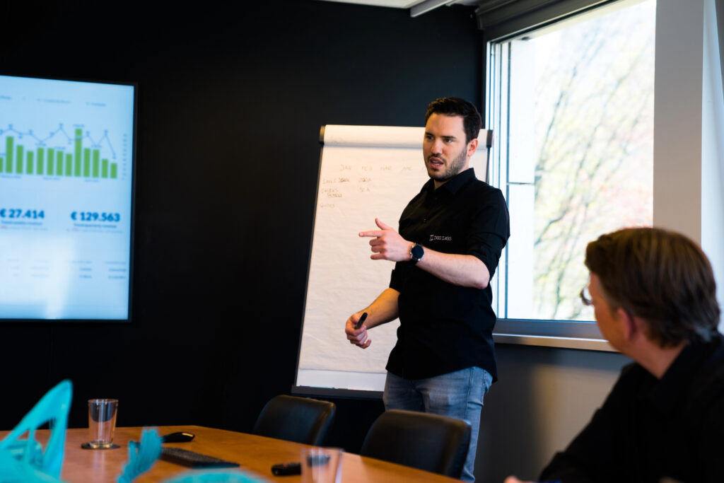High-Quality 3D Printing Services: Expert Demonstrating Advanced Digital Manufacturing Technologies
